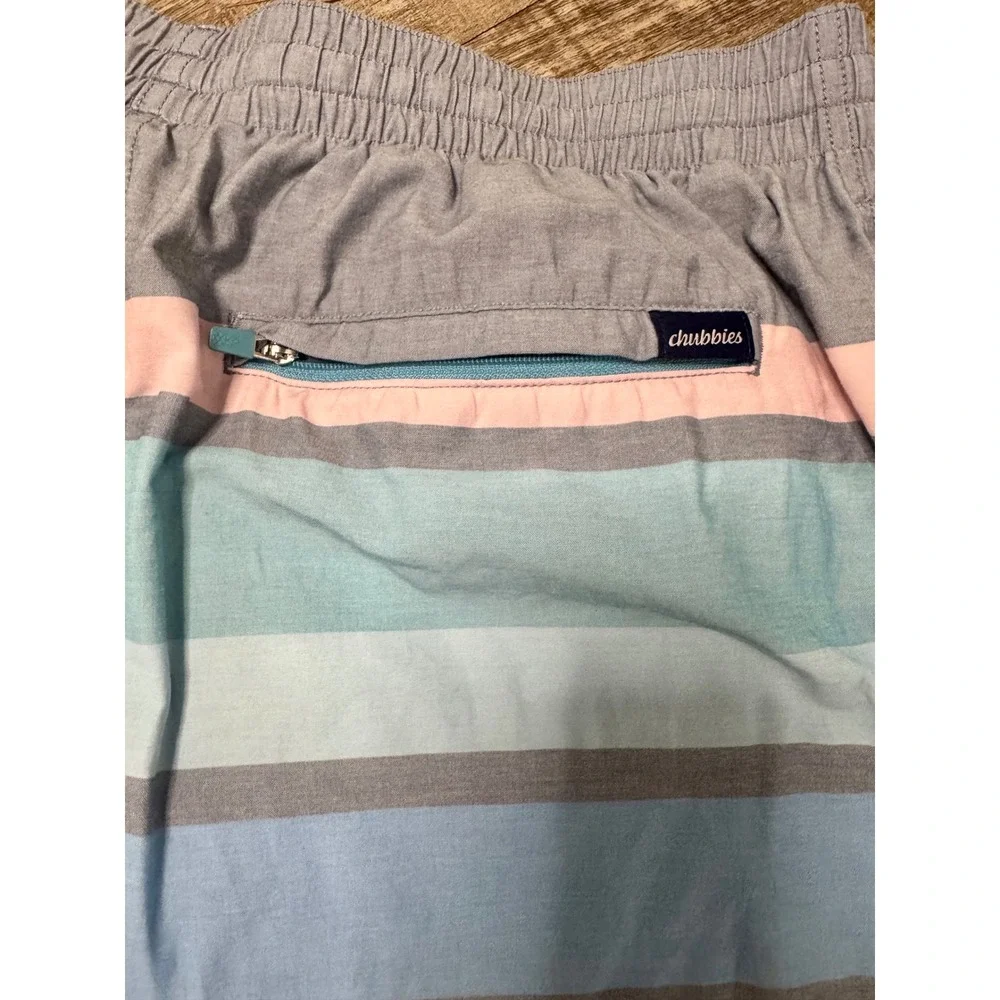 Chubbies Mens Striped Swim Trunks Grey Blue Pink 5.5 Inch Inseam Size Large